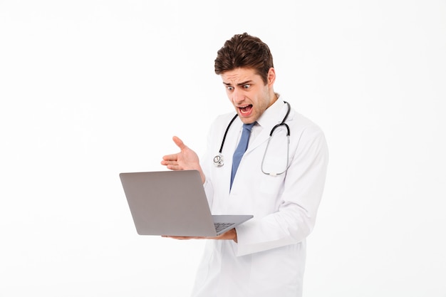 Portret młodego lekarza płci męskiej ze stetoskopem