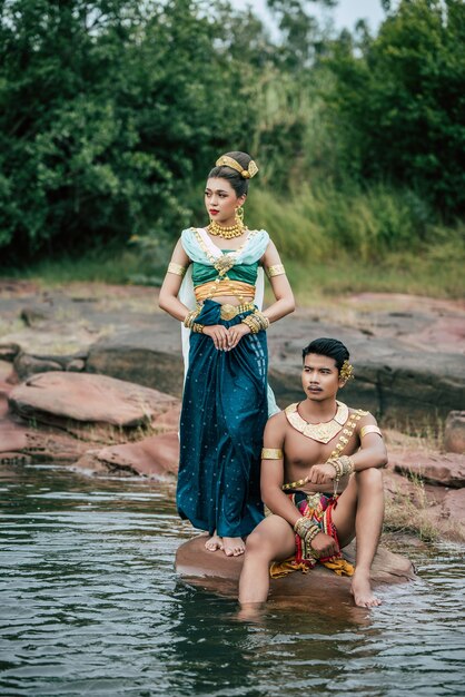 Portret młodego mężczyzny i kobiety w pięknym tradycyjnym stroju stwarzają w przyrodzie w Tajlandii