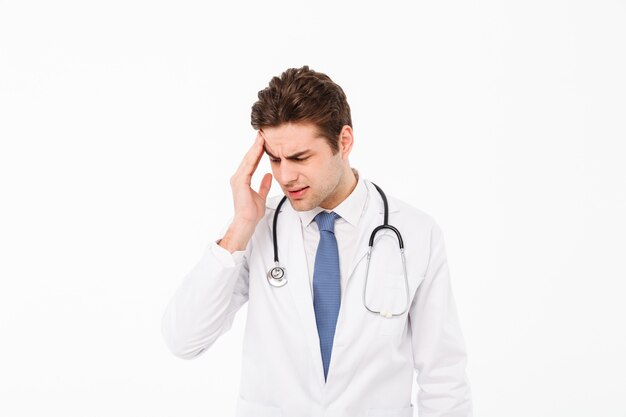 Portret młodego mężczyzny lekarz mężczyzna ze stetoskopem