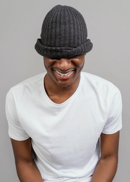 Portret młodego mężczyzny w kapeluszu pozowanie