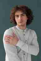 Bezpłatne zdjęcie portret młodego mężczyzny z kręconymi włosami