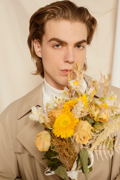 Portret młodego mężczyzny z kwiatami