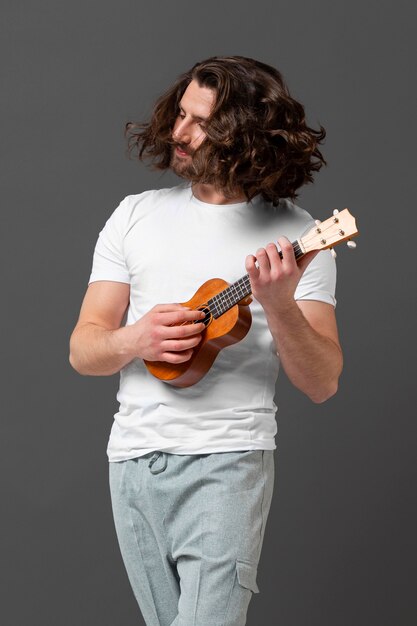 Portret młodego mężczyzny z ukulele