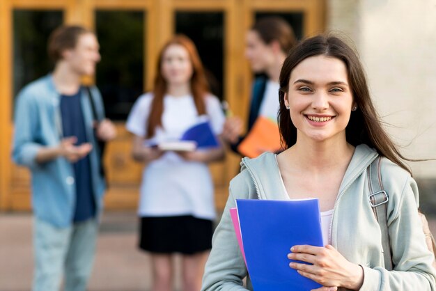 Portret młodego studenta uśmiecha się