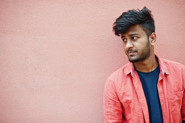 Portret Młodego Stylowego Modelu Indyjskiego Mężczyzny Na Tle Różowej ściany
