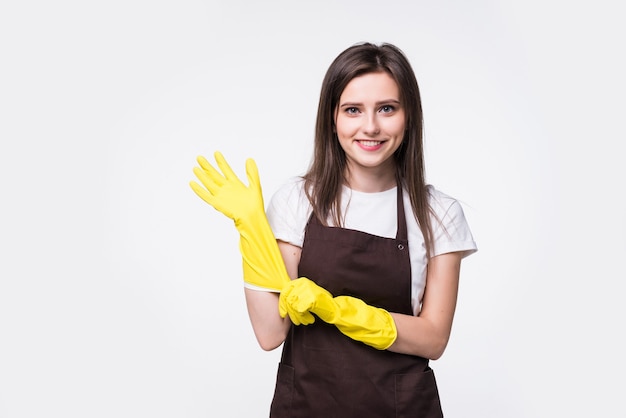 Portret młodej atrakcyjnej gospodyni domowej na białym tle. Kobieta gospodyni w gumowych rękawiczkach. Czystsza koncepcja stylu życia pracownika gospodyni.