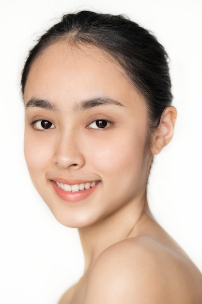 Portret młodej azjatyckiej dziewczyny na białym tle