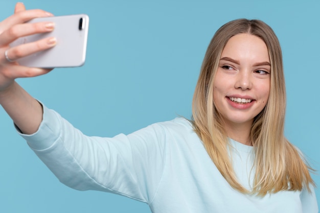 Bezpłatne zdjęcie portret młodej dziewczyny robiącej selfie