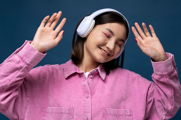 Portret młodej dziewczyny słuchającej muzyki i tańczącej