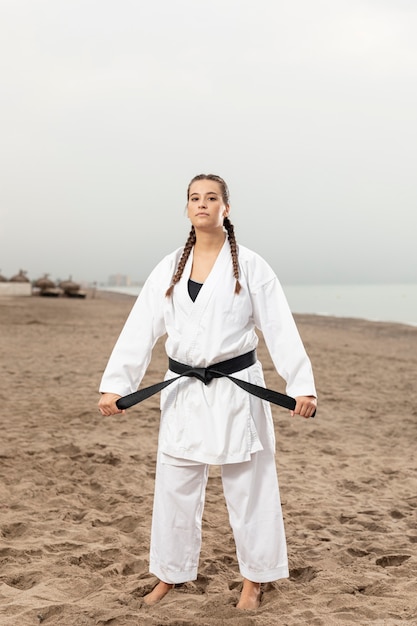 Portret Młodej Dziewczyny W Stroju Karate