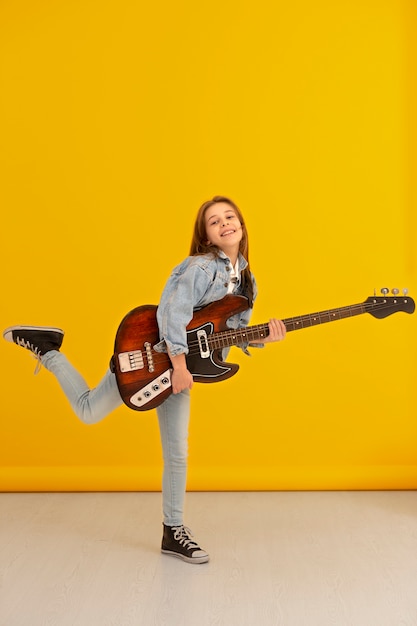 Bezpłatne zdjęcie portret młodej dziewczyny z gitarą