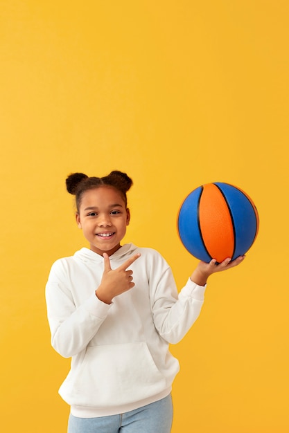 Bezpłatne zdjęcie portret młodej dziewczyny z koszykówką