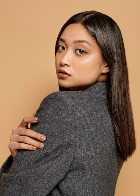 Bezpłatne zdjęcie portret młodej japońskiej kobiety z płaszczem