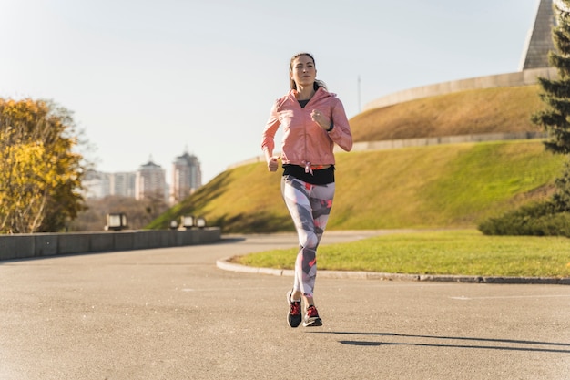 Portret młodej kobiety biegać plenerowy