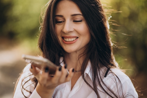 Portret młodej kobiety biznesu przy użyciu telefonu