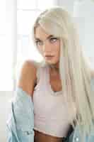 Bezpłatne zdjęcie portret młodej kobiety blondynka z opaloną skórą i odzieżą