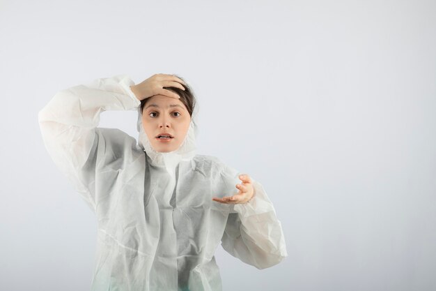 Portret młodej kobiety lekarz naukowiec w defensywnych fartuch pozowanie.