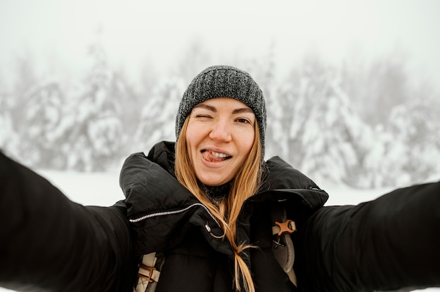 Portret młodej kobiety na zimowy dzień