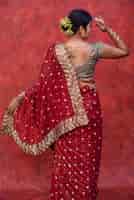 Bezpłatne zdjęcie portret młodej kobiety noszącej tradycyjną odzież sari