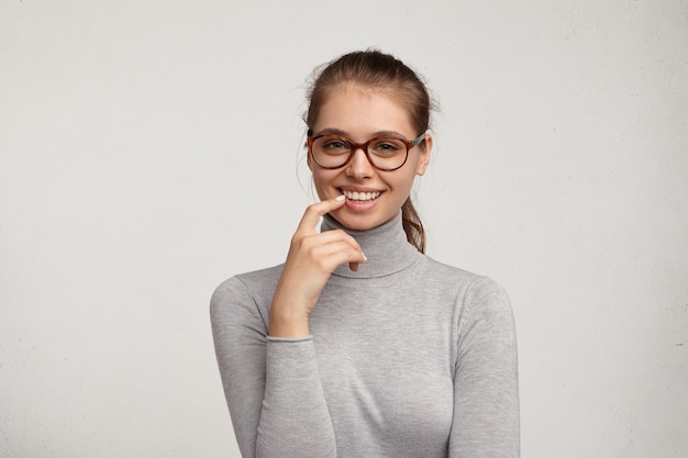 Portret młodej kobiety noszenia okularów