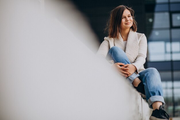 Portret Młodej Kobiety Poza Ulicą