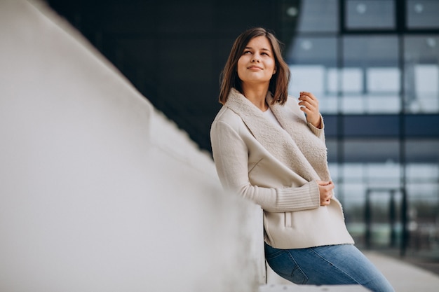 Portret młodej kobiety poza ulicą