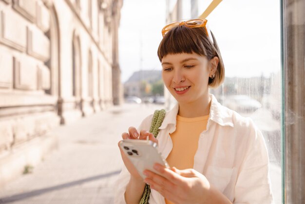 Portret młodej kobiety rozmawia przez telefon