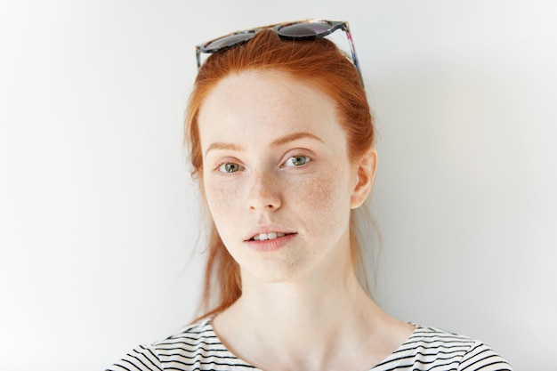 Bezpłatne zdjęcie portret młodej kobiety ruda noszenie okularów przeciwsłonecznych