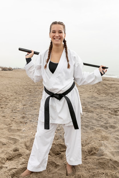 Bezpłatne zdjęcie portret młodej kobiety w stroju karate