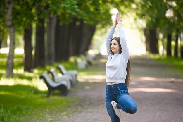 Portret młodej kobiety yogi