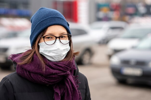 Portret młodej kobiety z maską chirurgiczną