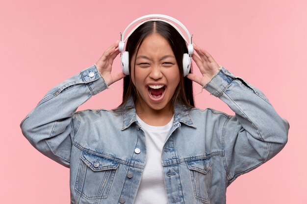 Portret młodej nastoletniej dziewczyny słuchającej muzyki w słuchawkach