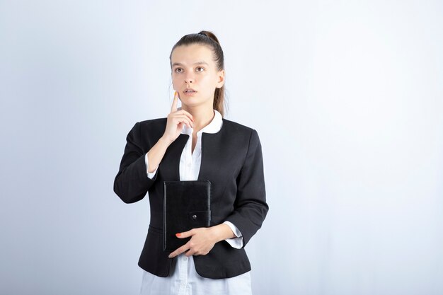 Portret Młodej Nauczycielki Z Notesu Stojącego Na Białym Tle. Wysokiej Jakości Zdjęcie