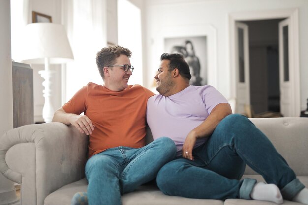 portret młodej pary homoseksualnej na kanapie
