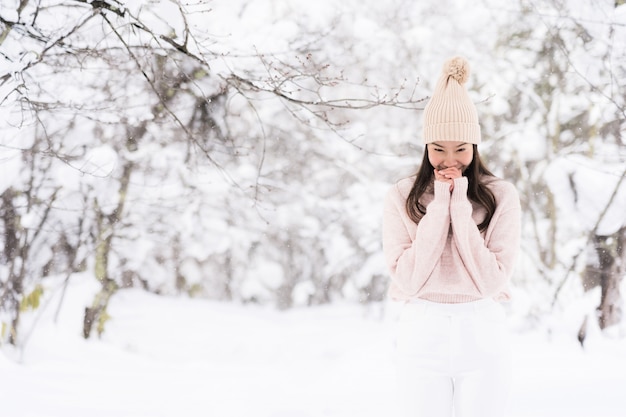 Portret Młodej Pięknej azjatykciej kobiety uśmiechu szczęśliwa podróż i cieszy się z śnieżnym zima sezonem
