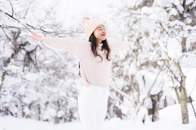 Portret Młodej Pięknej azjatykciej kobiety uśmiechu szczęśliwa podróż i cieszy się z śnieżnym zima sezonem