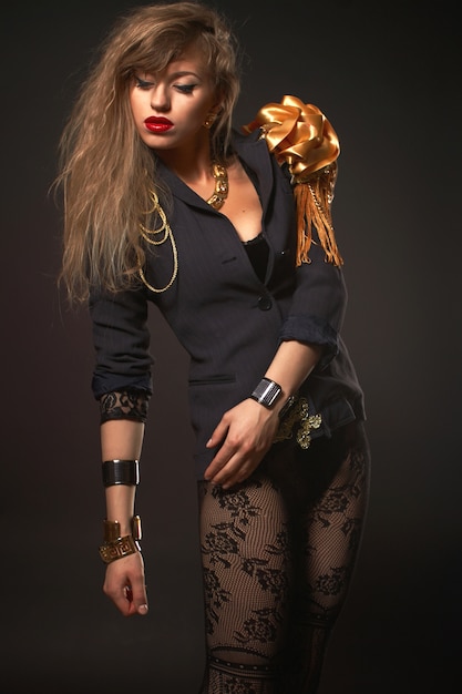 Bezpłatne zdjęcie portret młodej pięknej kaukaskiej kobiety blondynka w modzie złote ciało