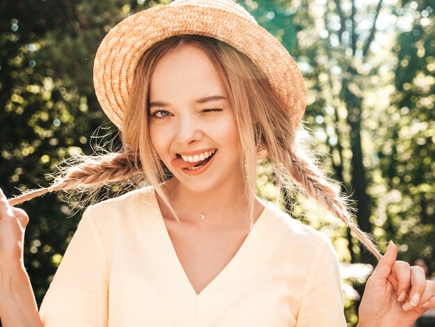 Portret młodej pięknej uśmiechniętej dziewczyny hipster w modnej letniej sukience