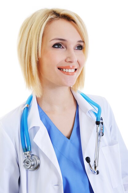 Portret młodej uśmiechniętej lekarki ze stetoskopem, patrząc od hotelu