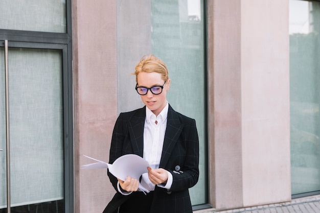 Portret młody bizneswoman sprawdza białego papier
