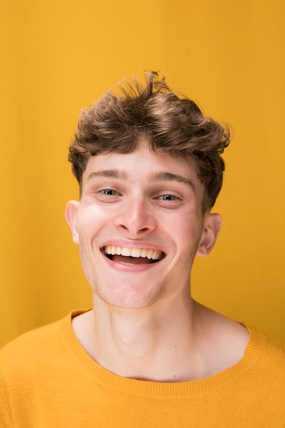 Portret młody człowiek w żółtej scenie