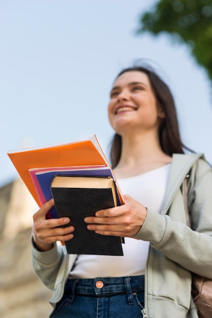 Bezpłatne zdjęcie portret młody studencki szczęśliwy być z powrotem przy uniwersytetem