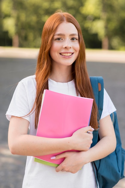 Portret młody studencki szczęśliwy być z powrotem przy uniwersytetem