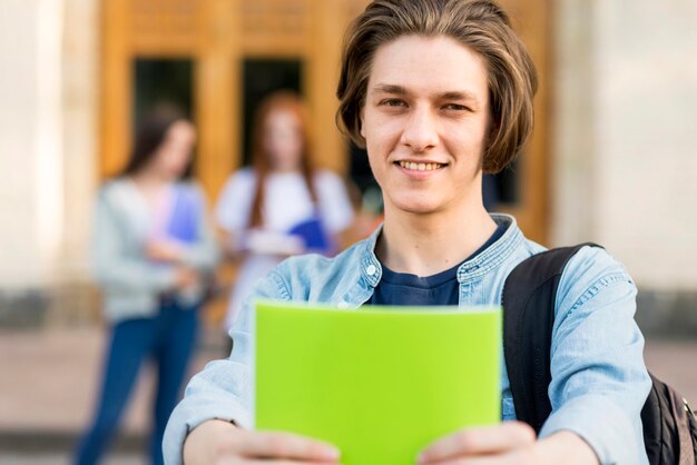 Portret młody studencki szczęśliwy być z powrotem przy uniwersytetem