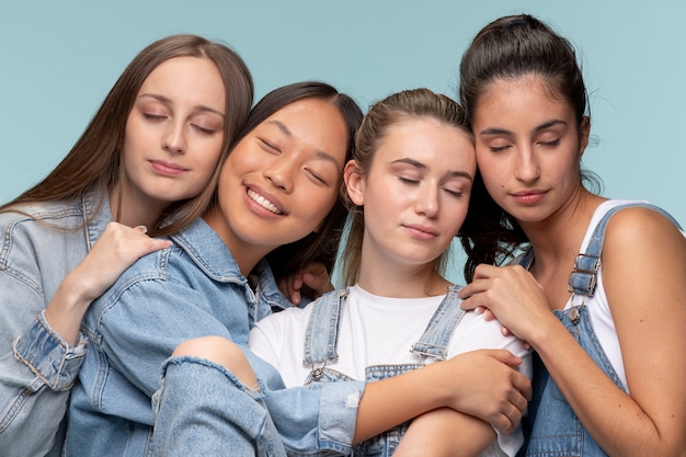 Portret młodych nastoletnich dziewcząt pozujących razem
