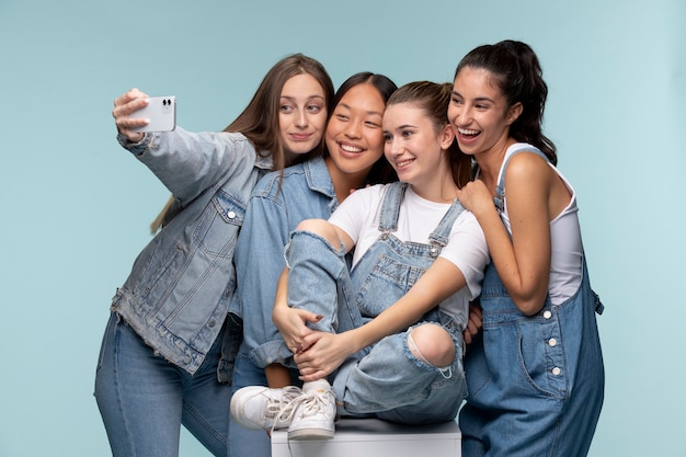 Portret młodych nastoletnich dziewcząt robiących selfie