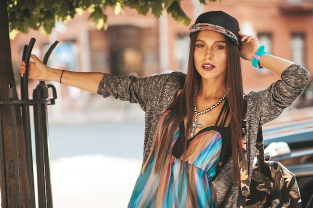Portret model piękny seksowny brunetka nastolatka w lato hipster ubrania i torby. Dziewczyna pozuje na ulicy. Kobieta w czapce