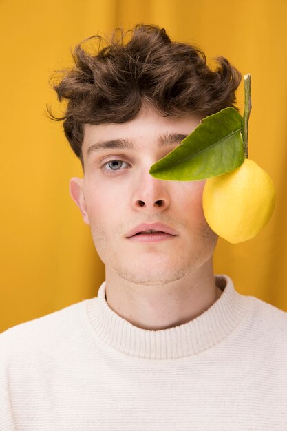 Portret modna chłopiec z cytryną