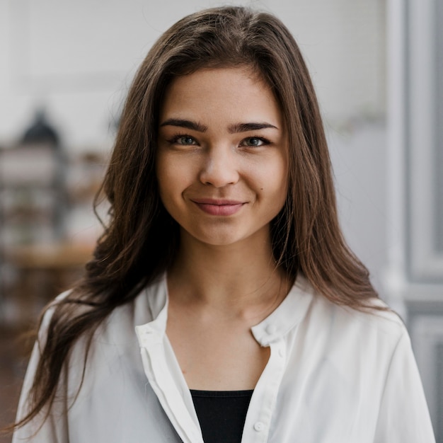 Bezpłatne zdjęcie portret na białym tle w domu bizneswoman