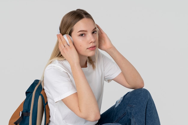 Portret nastolatki słuchającej muzyki przez słuchawki